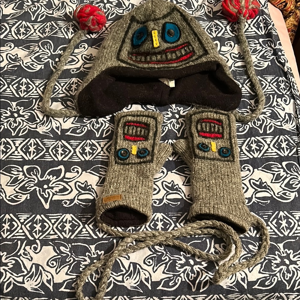 Set of 2 piece 100% Wool Hat & gloves, Robot Design One Size Gray